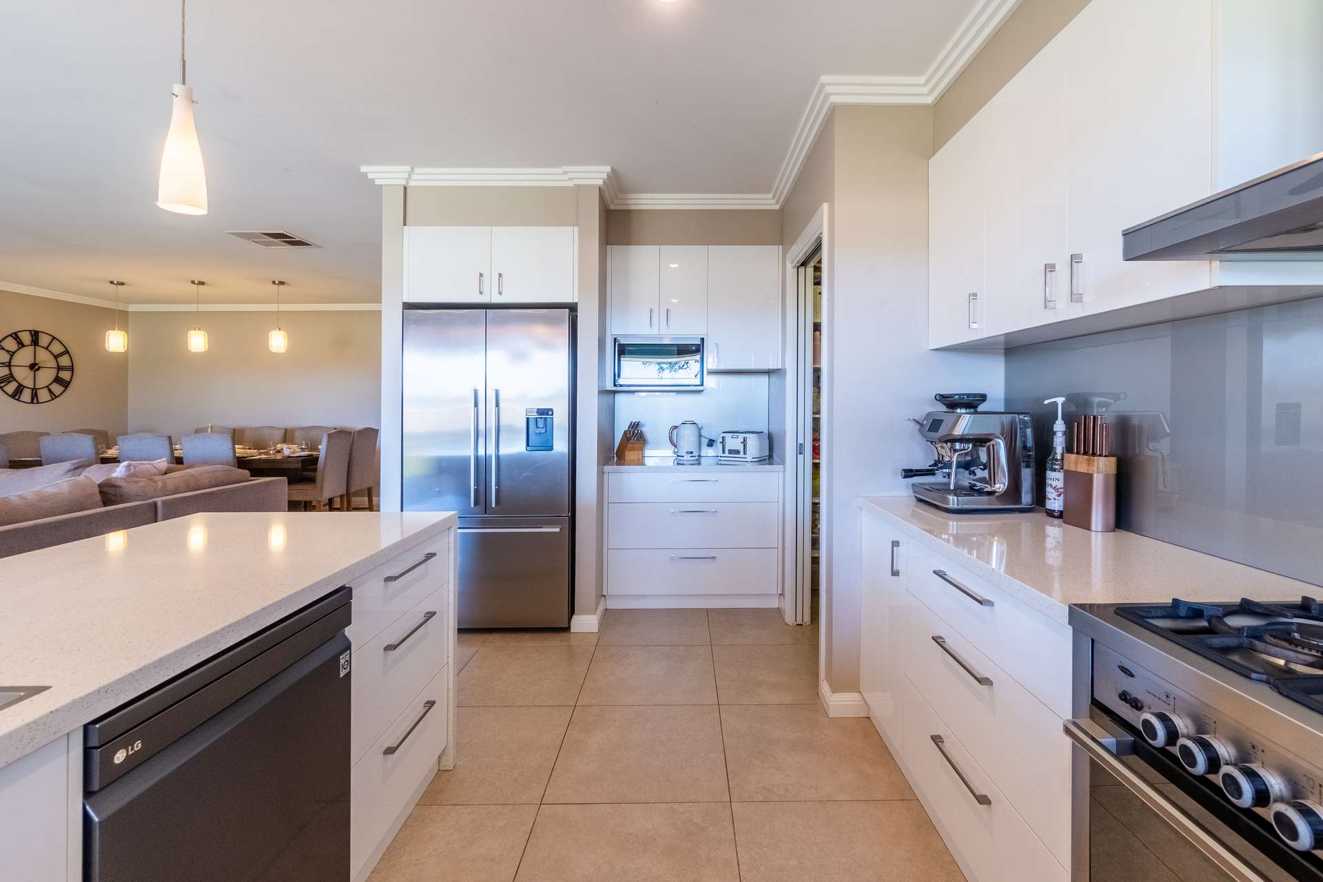 9 Evatt Street, Temora For Sale by Farmbuy.com - image 8