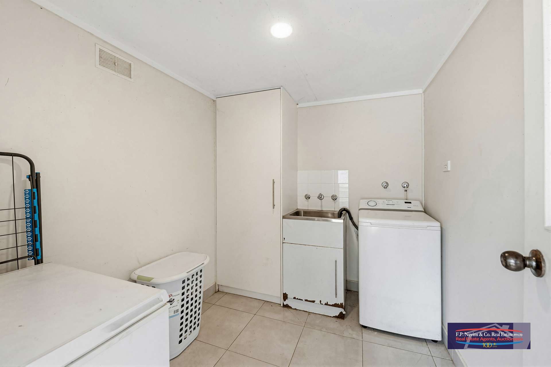 11 Thompson Street, Inglewood For Sale by Farmbuy.com - image 10